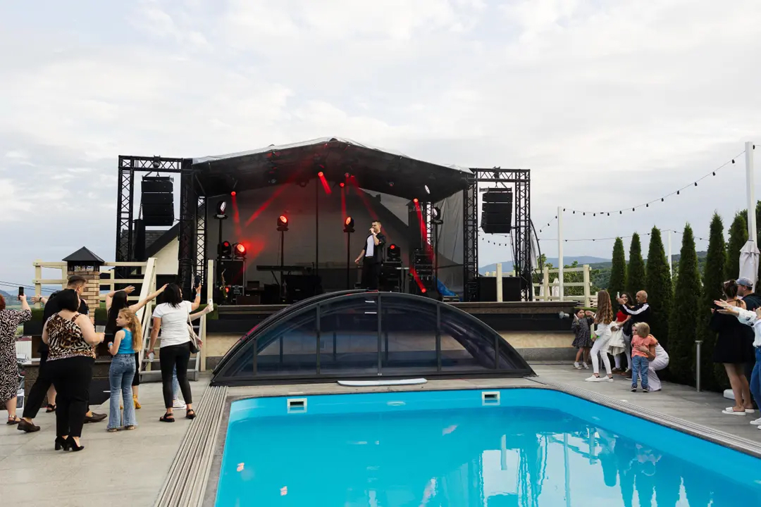 Взимку - каток,влітку - басейни