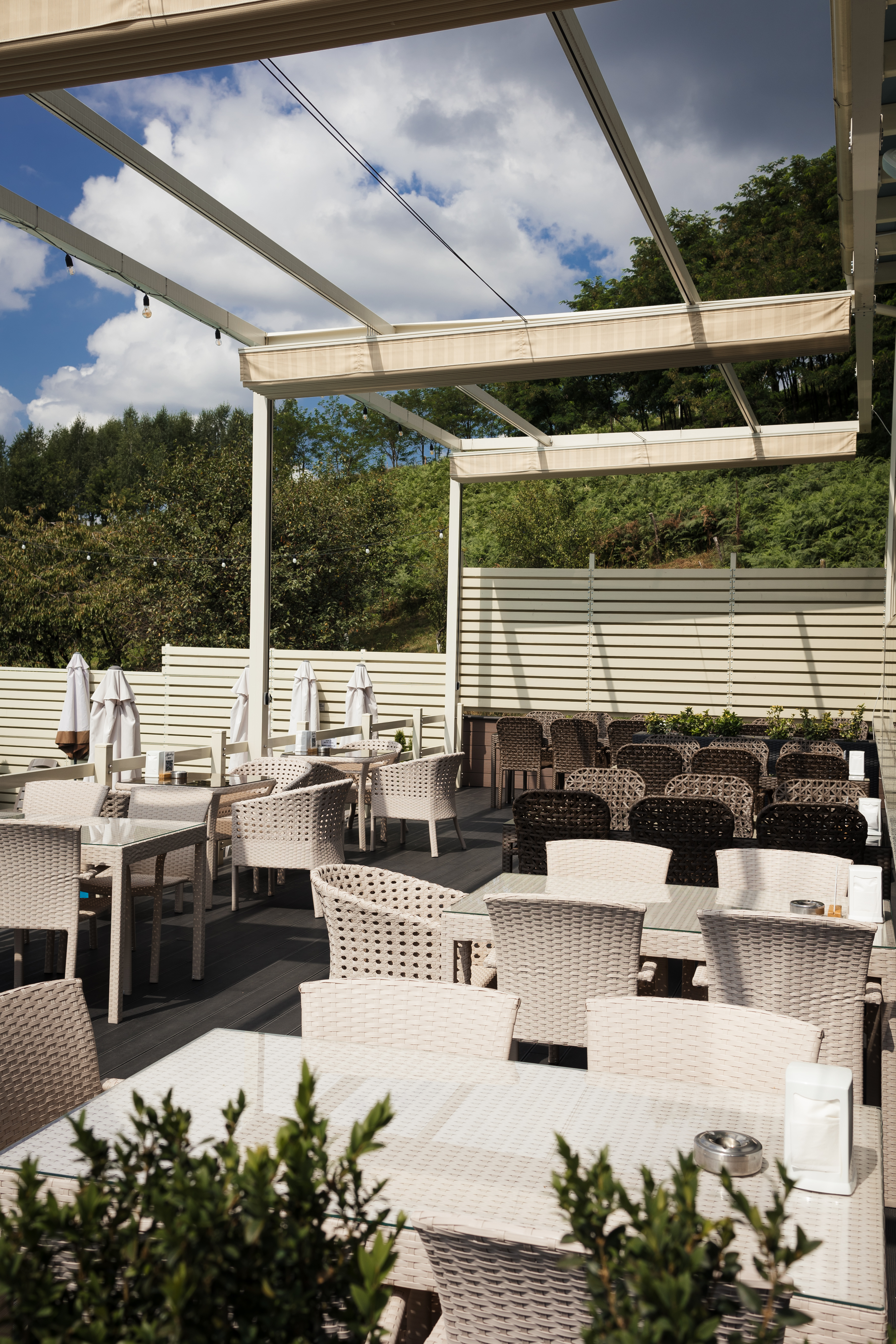 Лаунж-тераса біля басейну